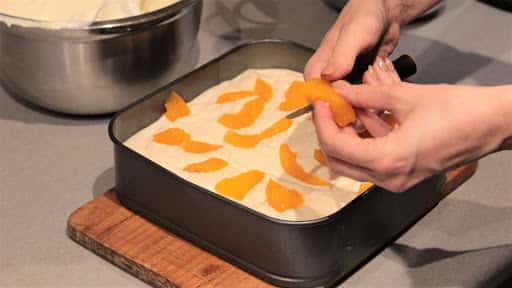 Сирник з персиками - дуже смачний та простий рецепт з фото