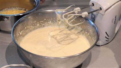 Домашній сирник - повітряний і ніжний, що просто тане в роті