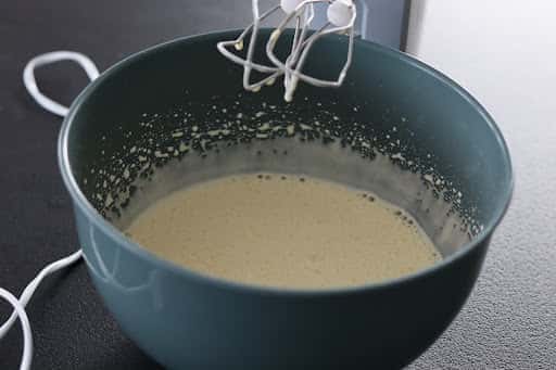 Пиріг з яблуками і сливами - дуже проста і смачна випічка до чаю