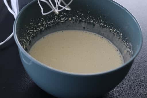 Пиріг з яблуками і сливами - дуже проста і смачна випічка до чаю