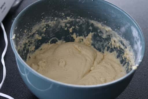 Пиріг з яблуками і сливами - дуже проста і смачна випічка до чаю