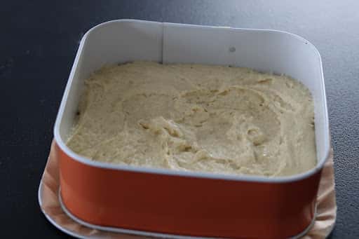 Пиріг з яблуками і сливами - дуже проста і смачна випічка до чаю