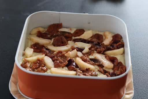 Пиріг з яблуками і сливами - дуже проста і смачна випічка до чаю