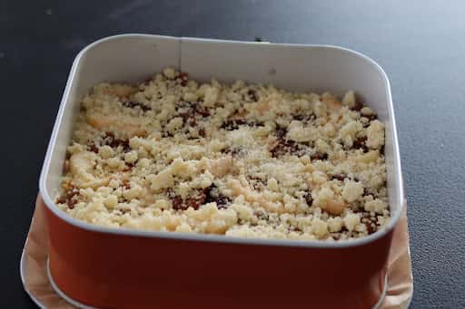 Пиріг з яблуками і сливами - дуже проста і смачна випічка до чаю