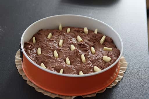 Шоколадний пиріг "Вулкан" - смачний, вологий, швидкий у приготуванні