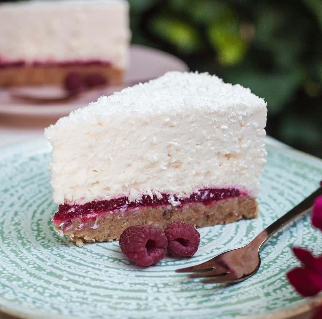 Торт "Малиновий Рафаелло" - дуже смачне поєднання смаків, а головне готується дуже просто