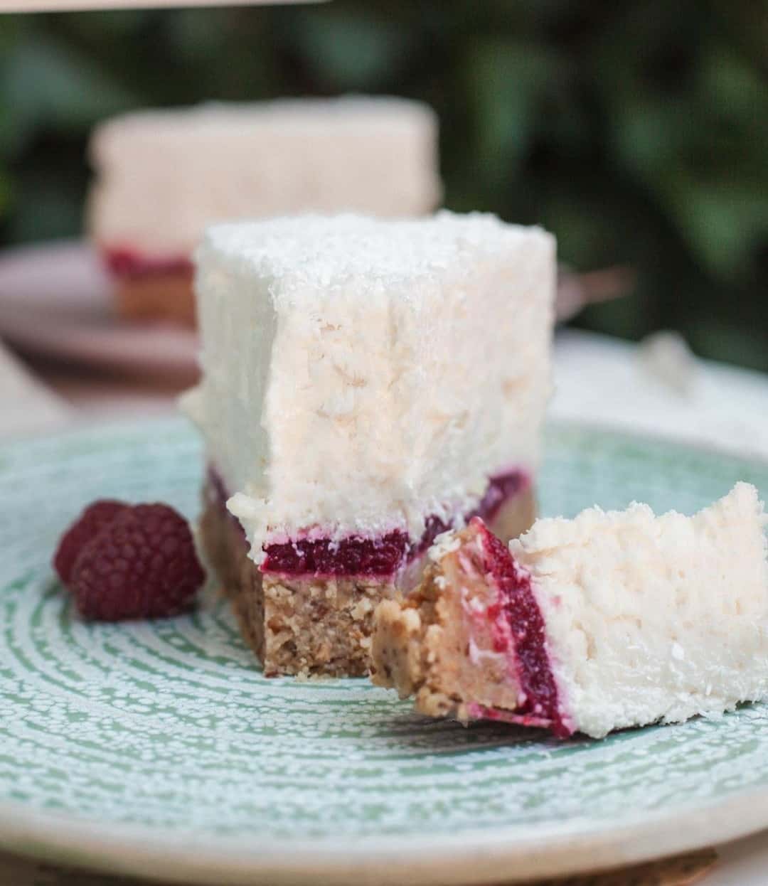 Торт "Малиновий Рафаелло" - дуже смачне поєднання смаків, а головне готується дуже просто