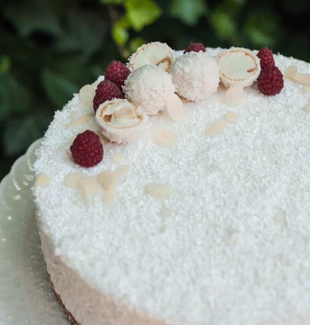 Торт "Малиновий Рафаелло" - дуже смачне поєднання смаків, а головне готується дуже просто