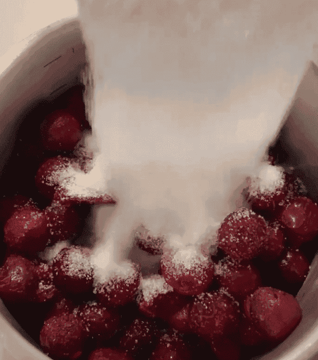 Булочки з сирно-вишневою начинкою - покроковий рецепт з фото