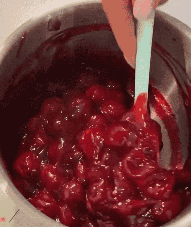 Булочки з сирно-вишневою начинкою - покроковий рецепт з фото