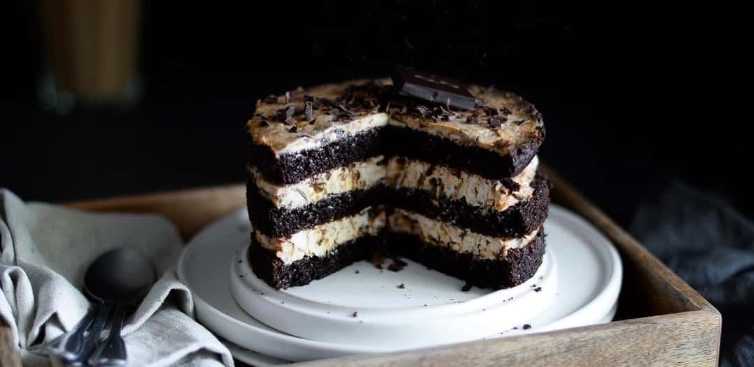 Шоколадний торт із сметанним кремом і чорносливом - простий та смачний рецепт