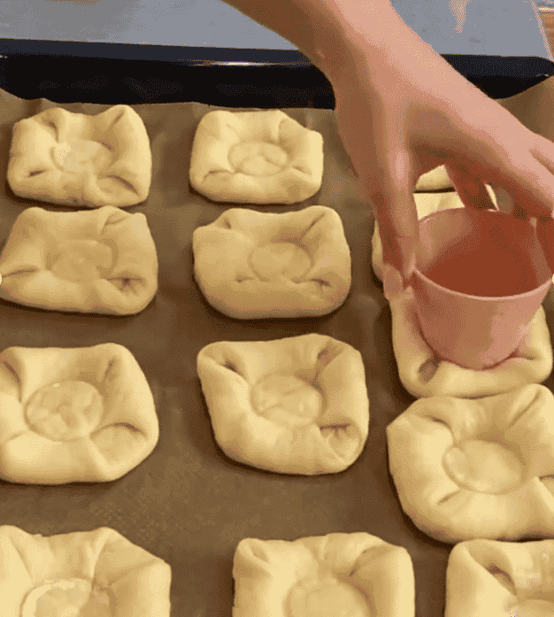 Булочки з сирно-вишневою начинкою - покроковий рецепт з фото