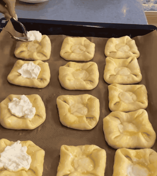 Булочки з сирно-вишневою начинкою - покроковий рецепт з фото