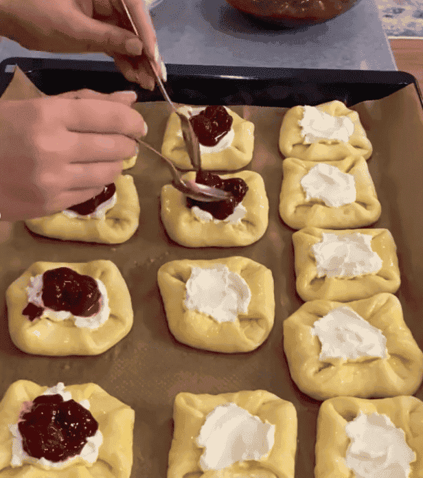 Булочки з сирно-вишневою начинкою - покроковий рецепт з фото