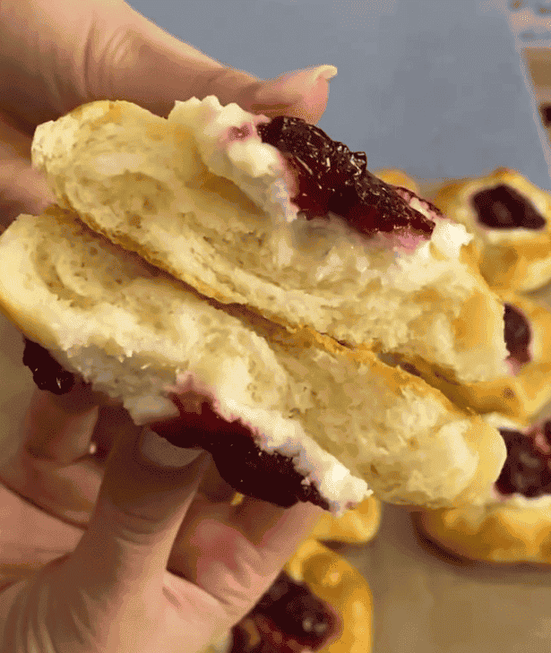 Булочки з сирно-вишневою начинкою - покроковий рецепт з фото