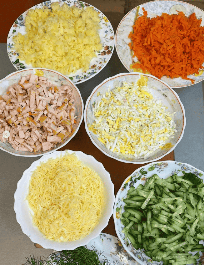 Салат з копченою куркою - покроковий рецепт приготування
