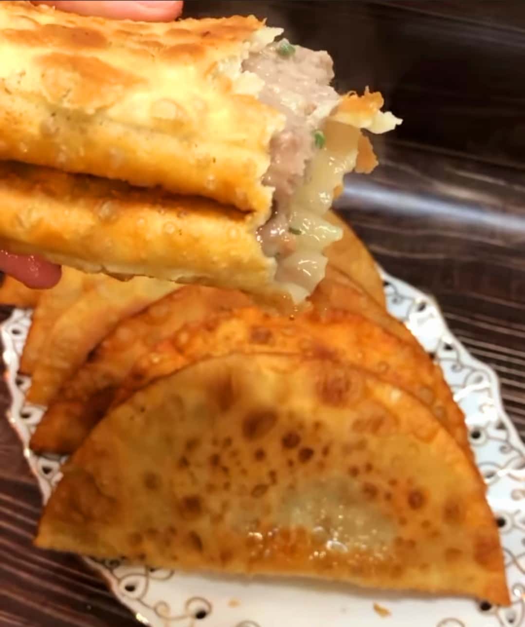 Соковиті чебуреки - це кращий рецепт, який я зустрічала. Тісто на окропі