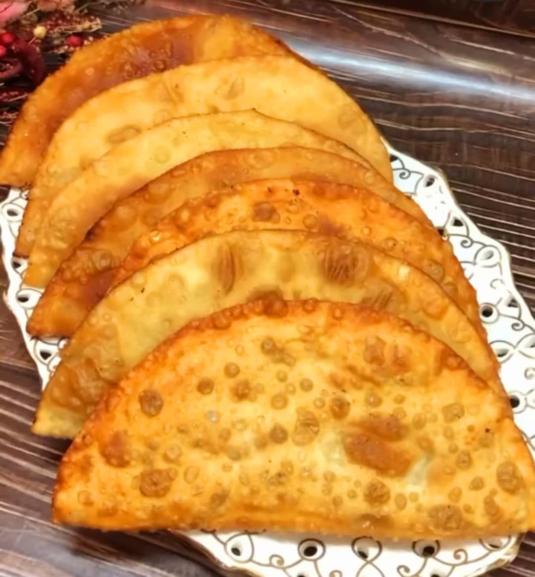 Соковиті чебуреки - це кращий рецепт, який я зустрічала. Тісто на окропі