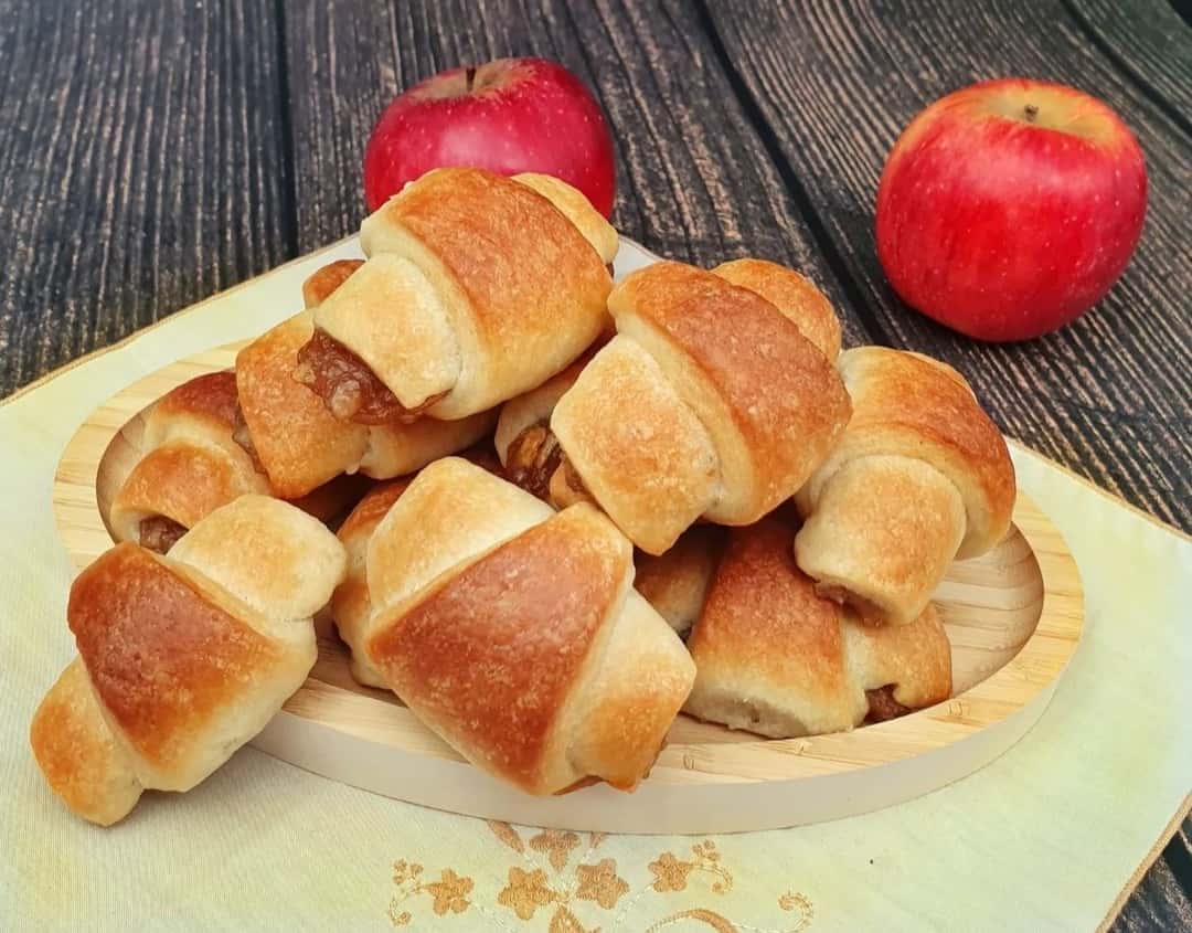 Пісні рогалики з яблуками - покроковий рецепт з фото