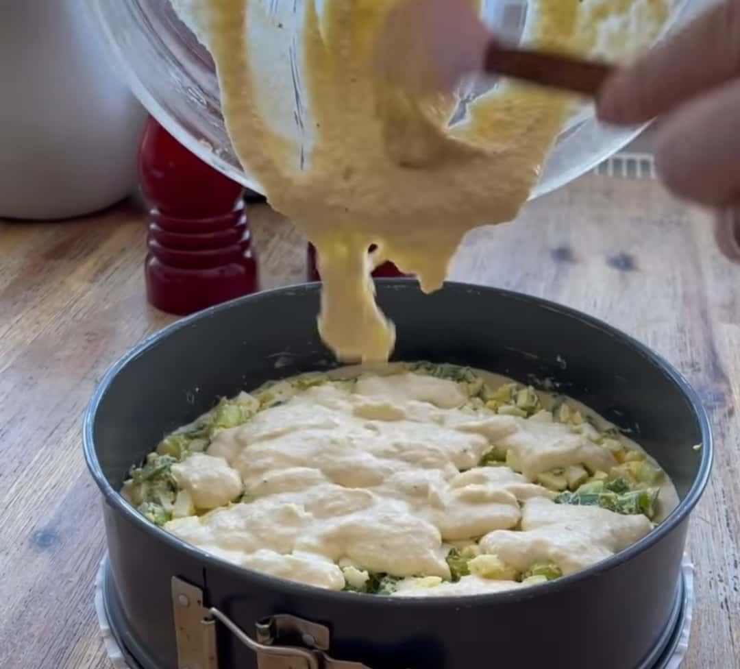 Неймовірно смачний заливний пиріг, який я їла б щодня