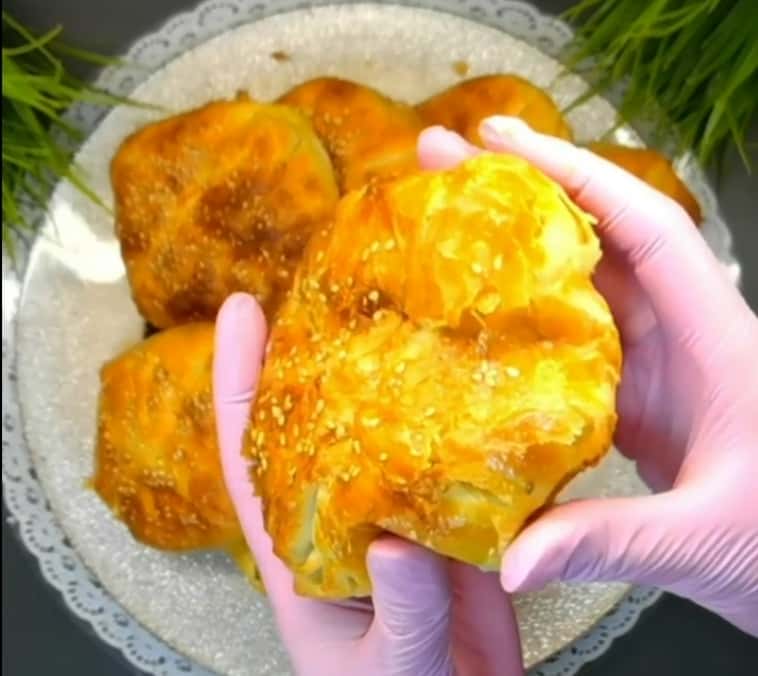 Листкові пиріжки з сиром - неймовірно смачний рецепт