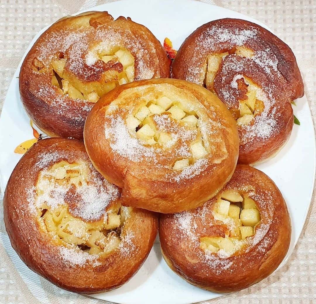 Пончики-завитки з яблуками - простенька та дуже смачна випічка