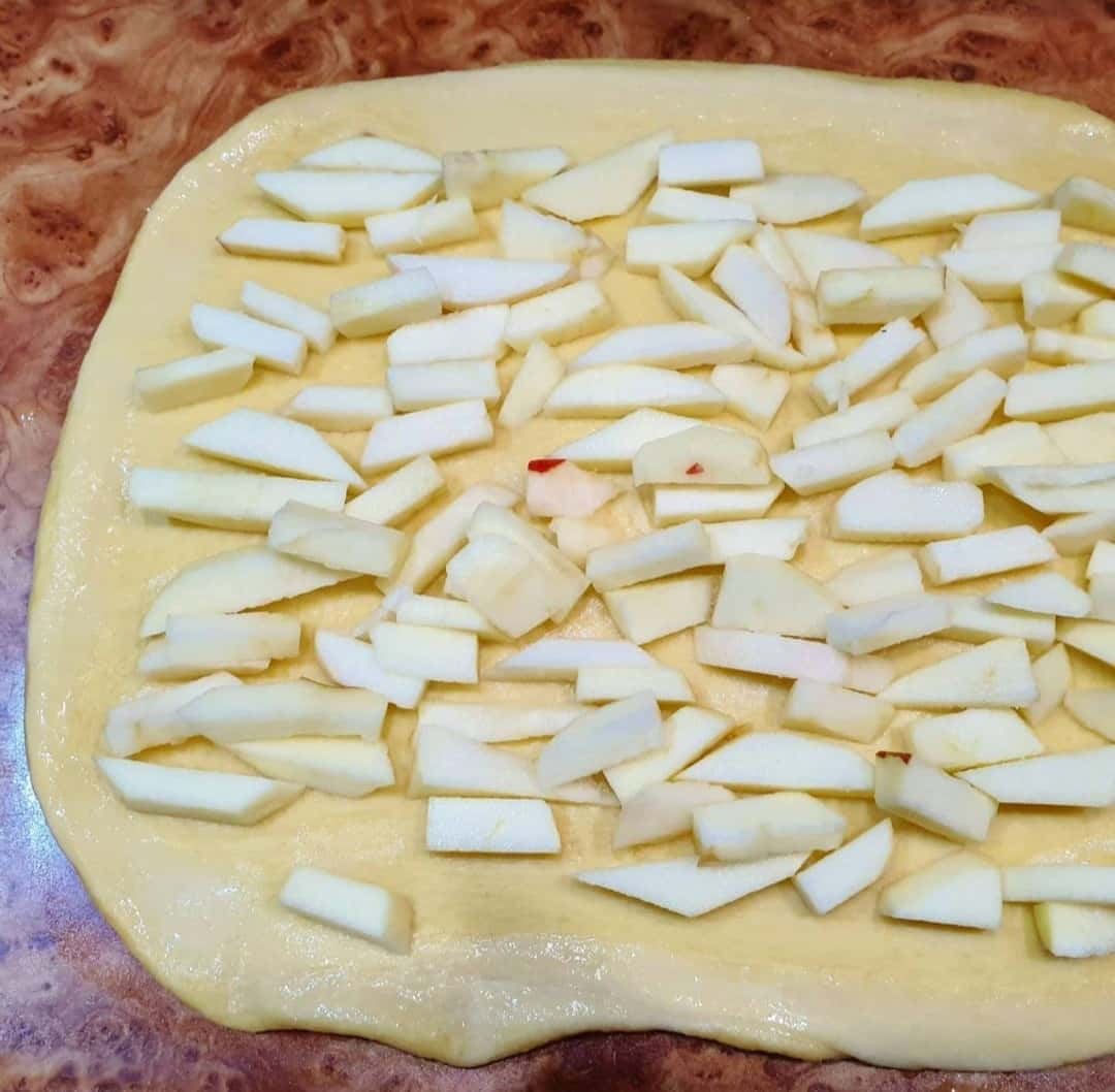 Пончики-завитки з яблуками - простенька та дуже смачна випічка