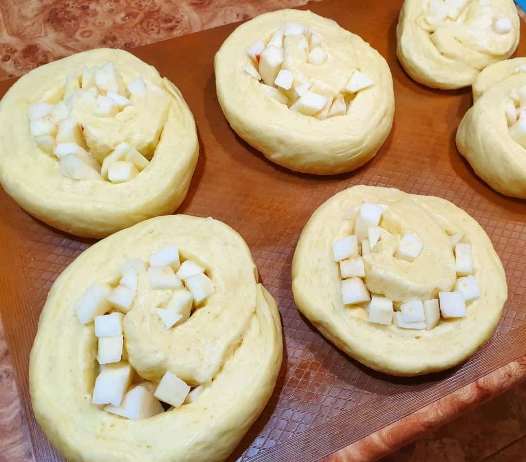 Пончики-завитки з яблуками - простенька та дуже смачна випічка