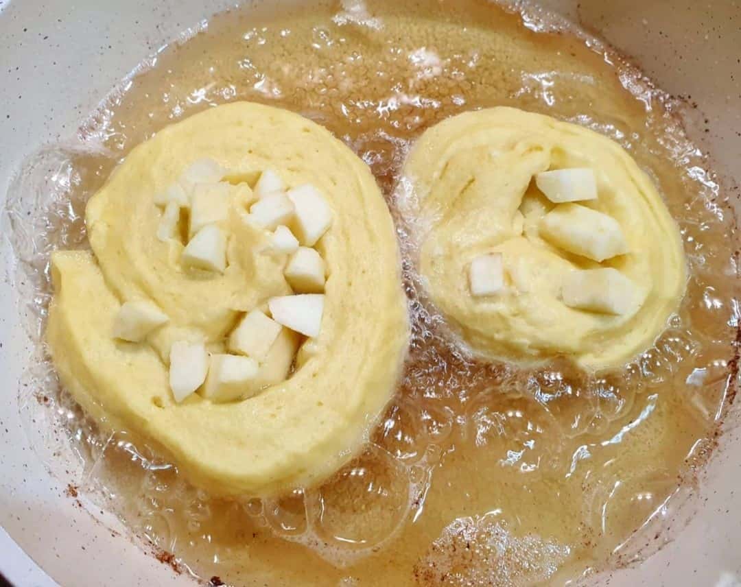 Пончики-завитки з яблуками - простенька та дуже смачна випічка