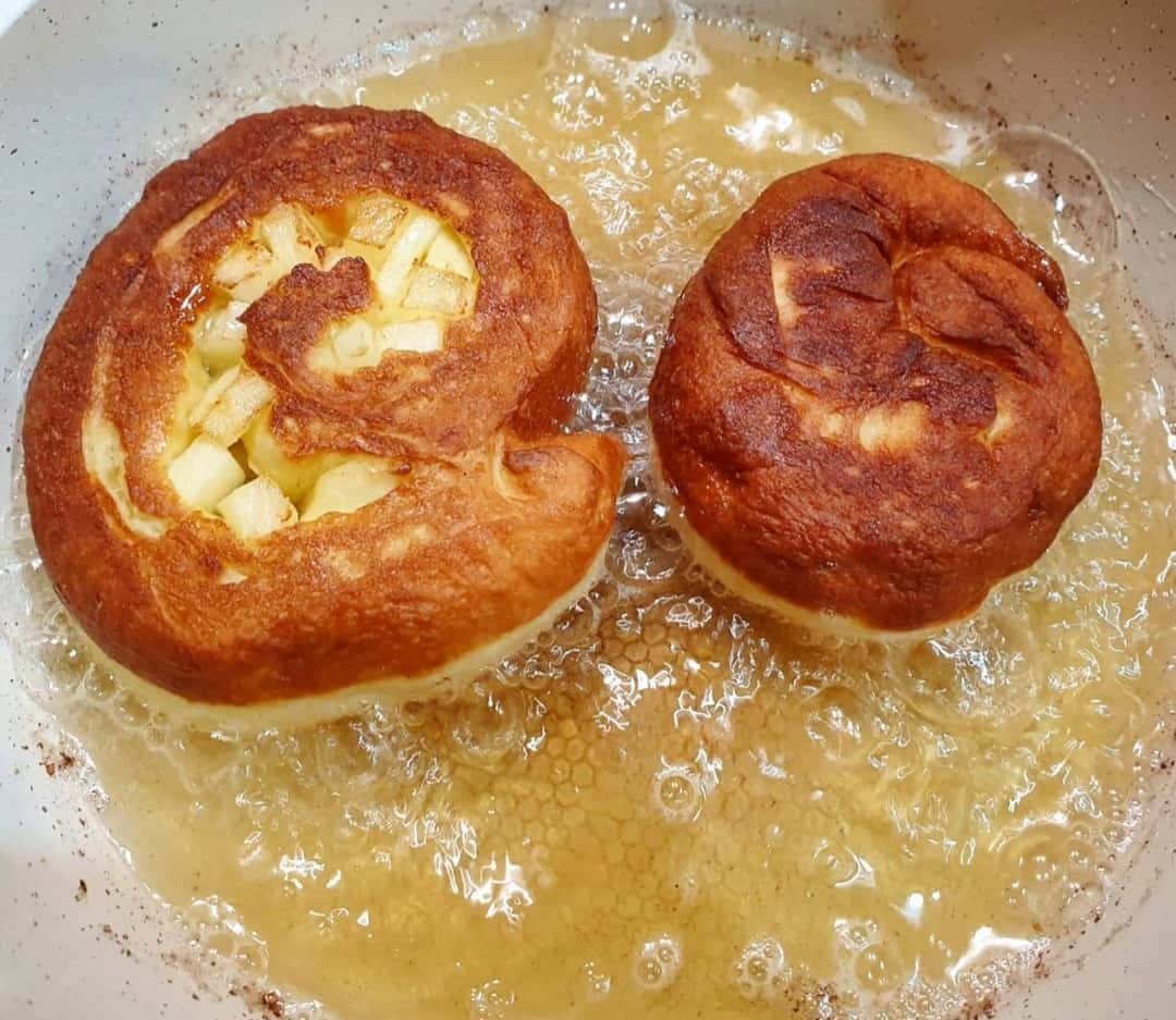 Пончики-завитки з яблуками - простенька та дуже смачна випічка