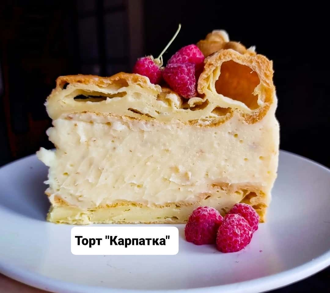 Карпатка торт на черном фоне