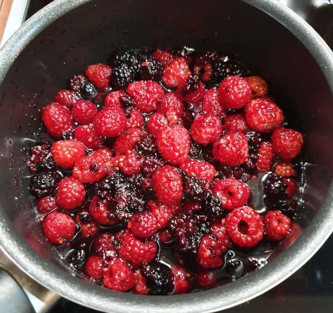 Пиріг з ягодами у сметанній заливці - дуже смачно, що просто тане в роті