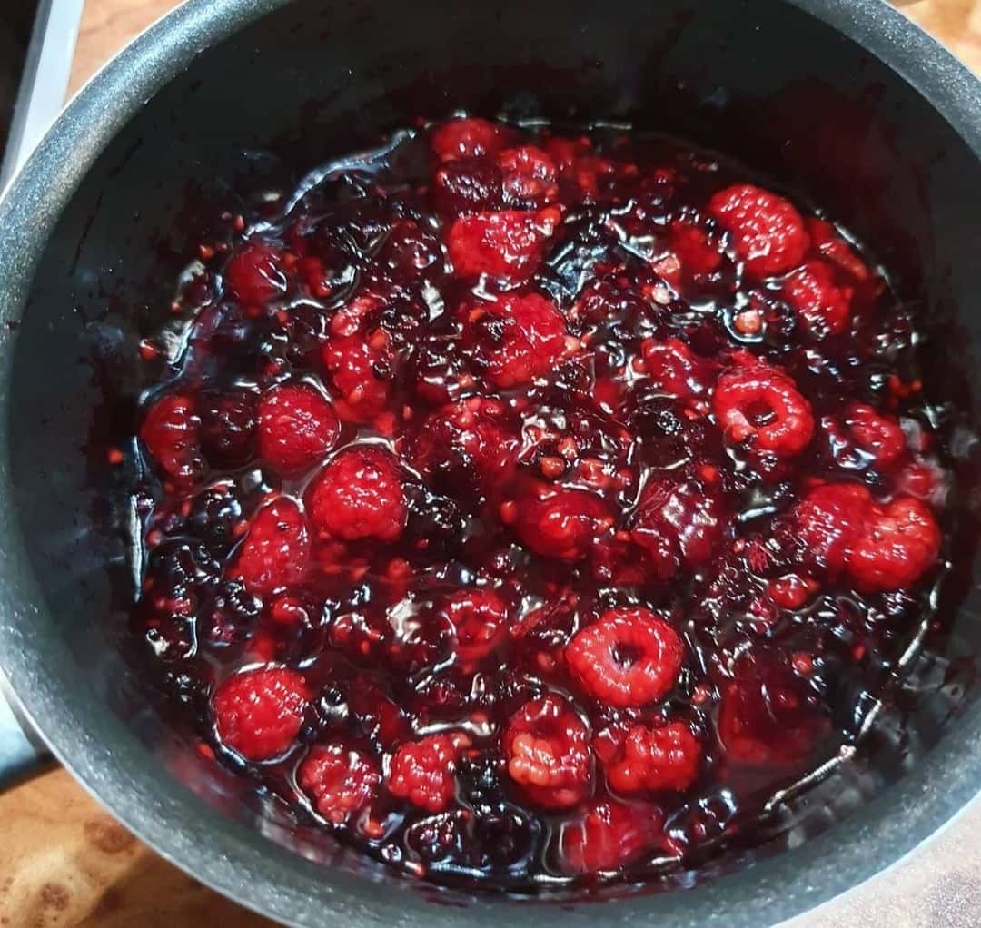 Пиріг з ягодами у сметанній заливці - дуже смачно, що просто тане в роті