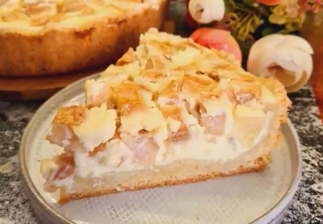 Сметанник з фруктами - соковитий і дуже ніжний пиріг до чаю