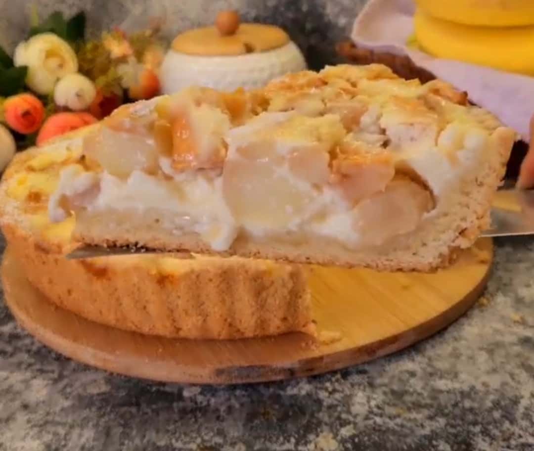 Сметанник з фруктами - соковитий і дуже ніжний пиріг до чаю