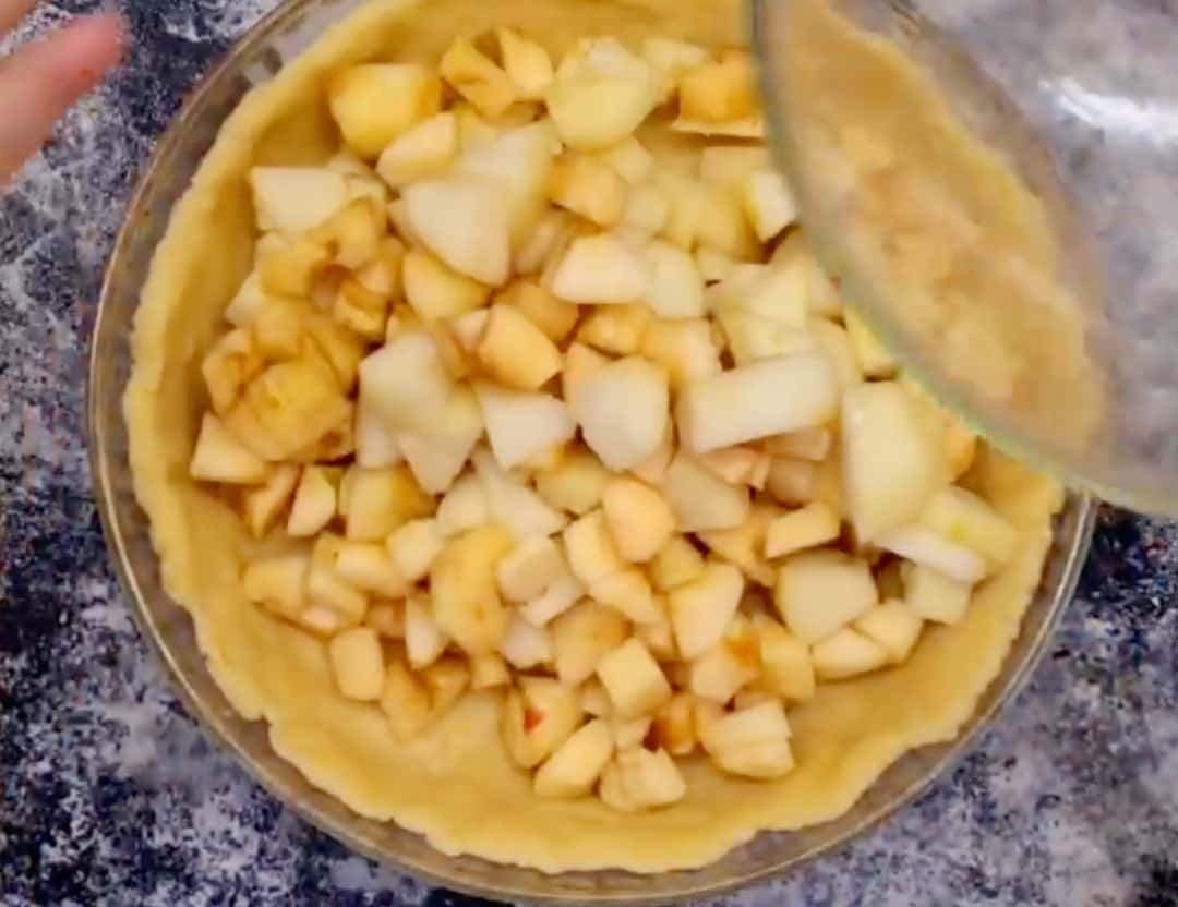 Сметанник з фруктами - соковитий і дуже ніжний пиріг до чаю