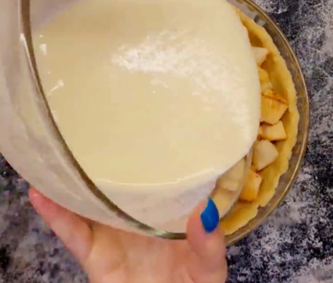 Сметанник з фруктами - соковитий і дуже ніжний пиріг до чаю