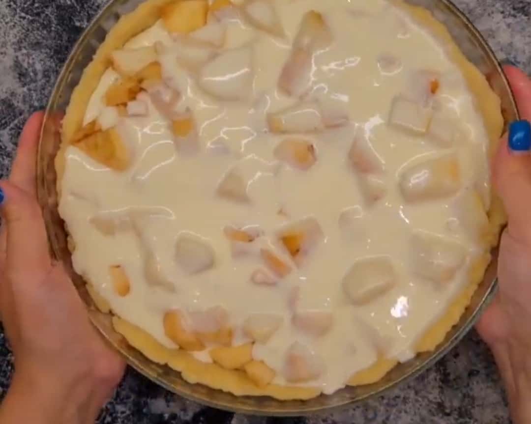 Сметанник з фруктами - соковитий і дуже ніжний пиріг до чаю