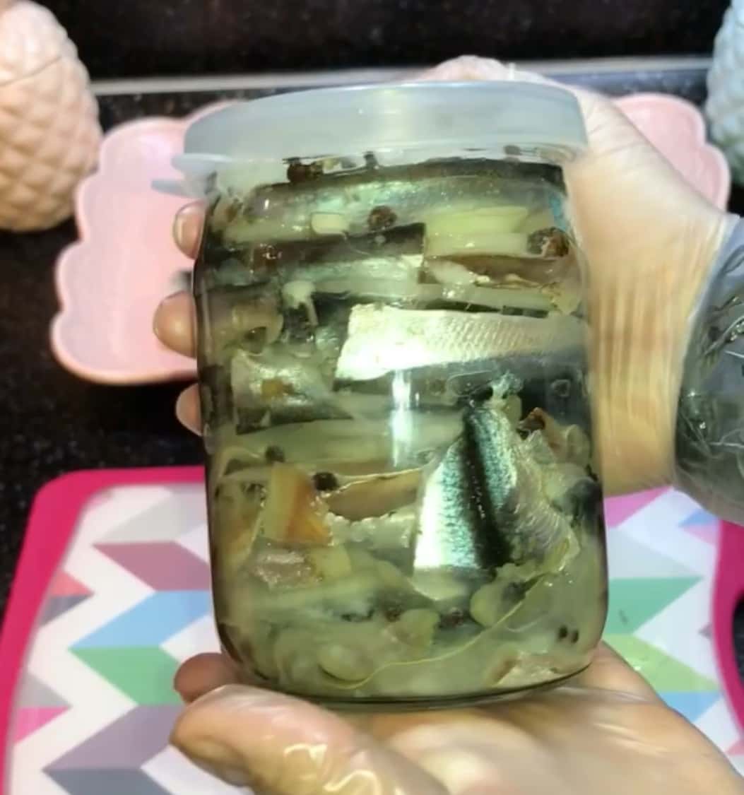 Домашня маринована кілька - неймовірно смачний рецепт