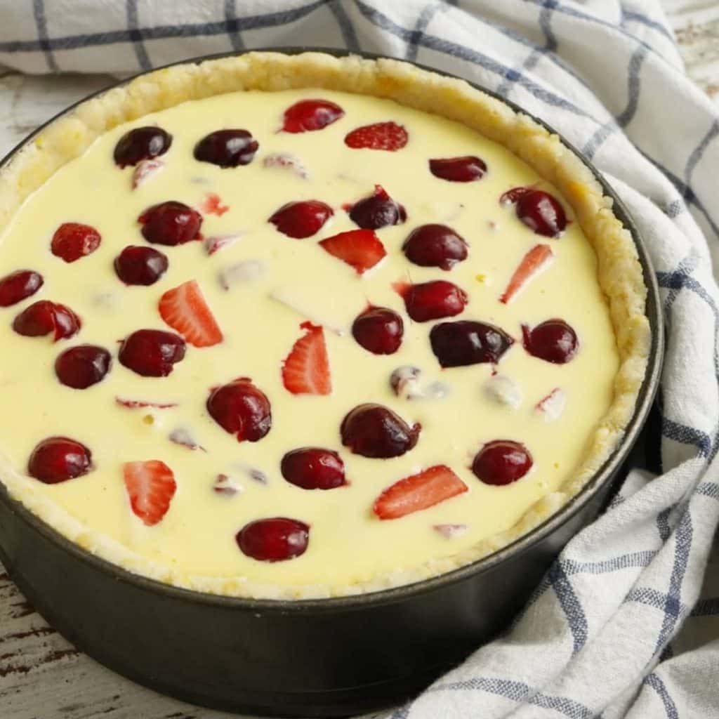 Ягідний пиріг у сметанній заливці - дуже смачний і простий рецепт