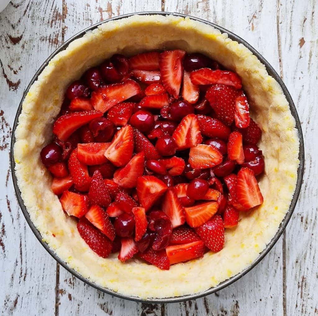 Ягідний пиріг у сметанній заливці - дуже смачний і простий рецепт