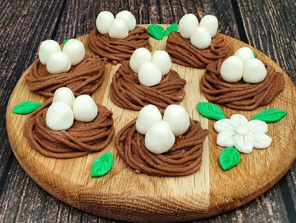 Як прикрасити Великодні паски: 2 варіанти - декор "Гнізда" та прикраси з мастики