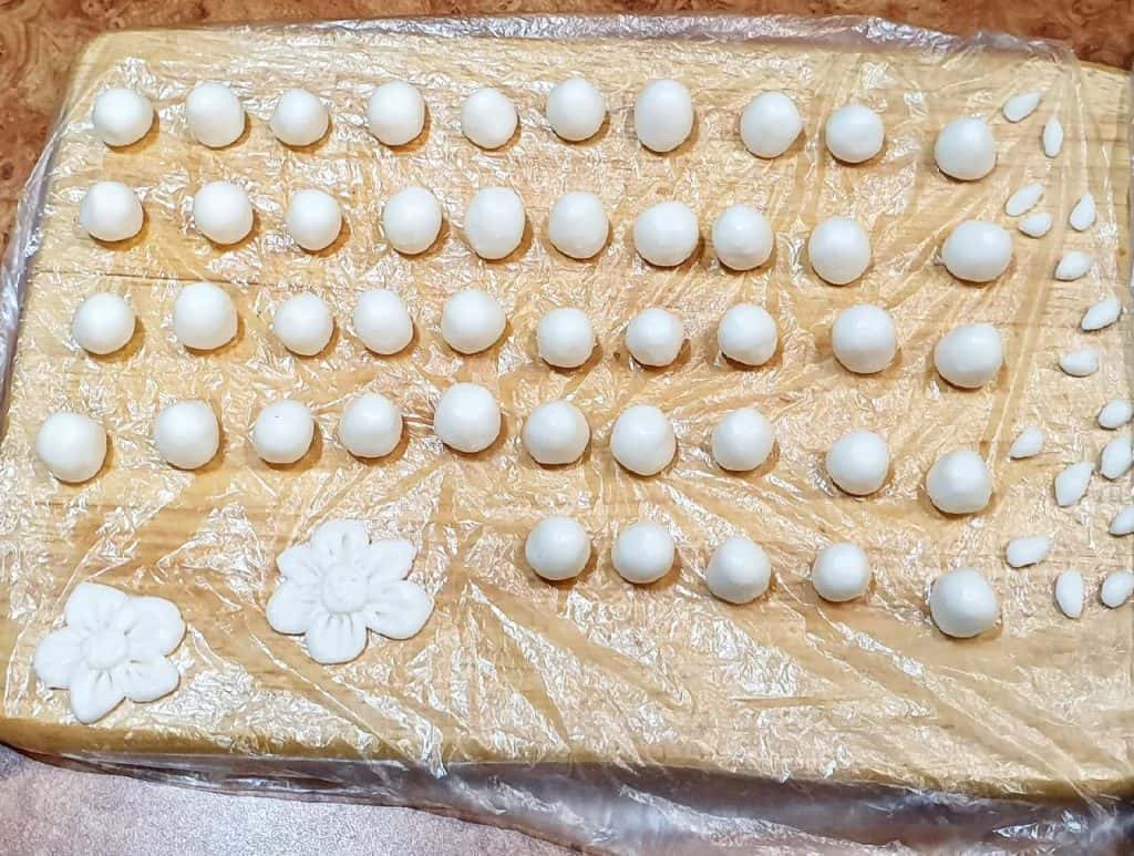 Як прикрасити Великодні паски: 2 варіанти - декор "Гнізда" та прикраси з мастики