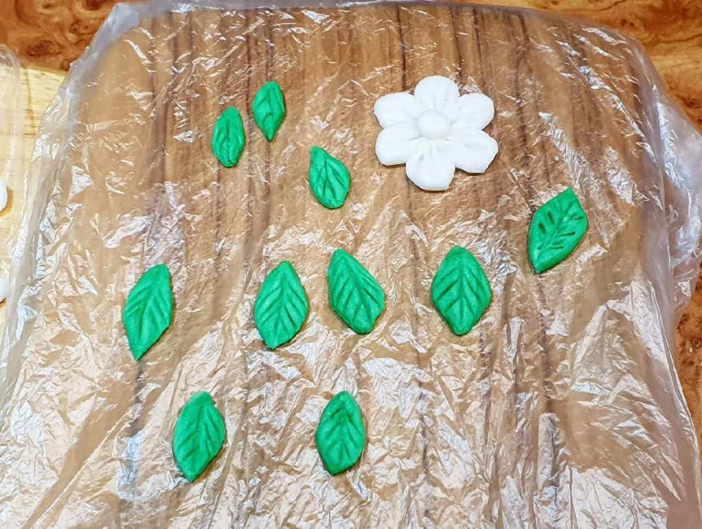 Як прикрасити Великодні паски: 2 варіанти - декор "Гнізда" та прикраси з мастики