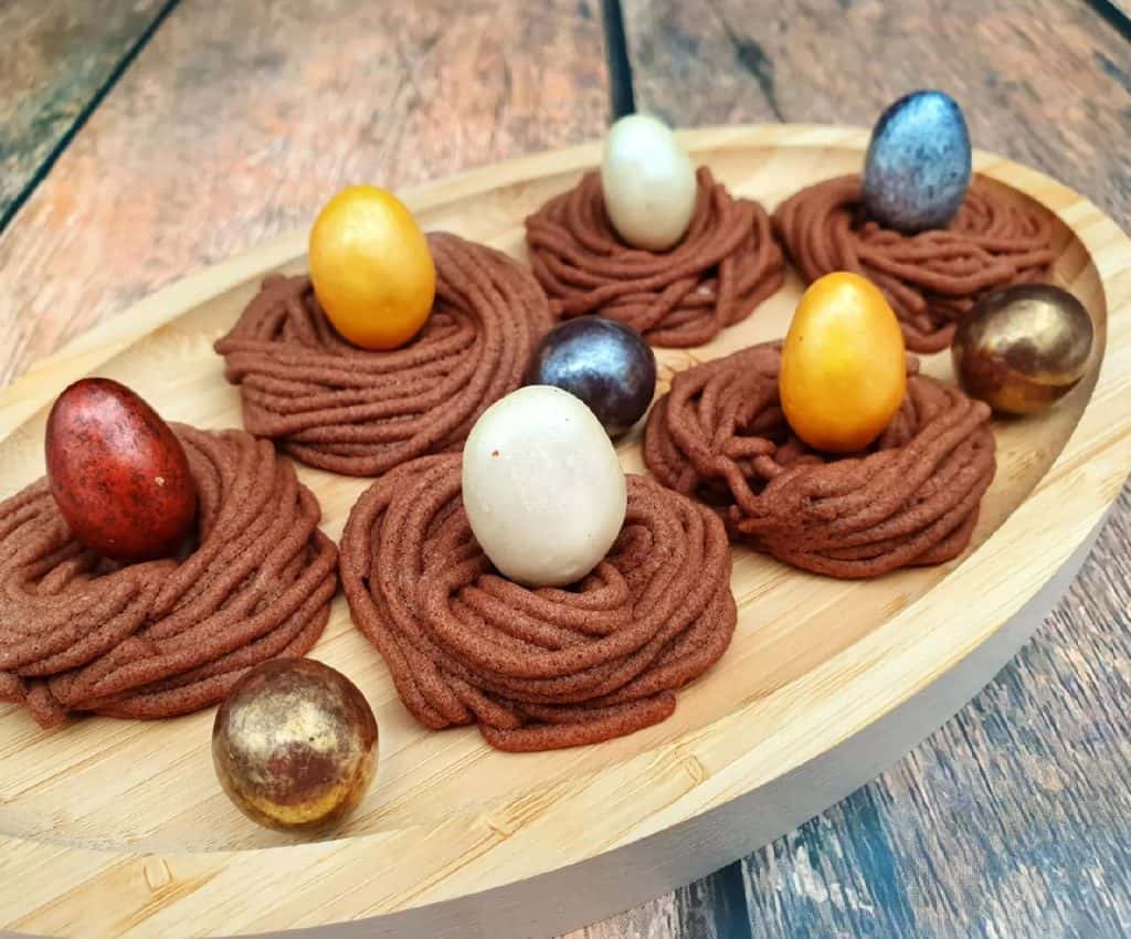 Як прикрасити Великодні паски: 2 варіанти - декор "Гнізда" та прикраси з мастики