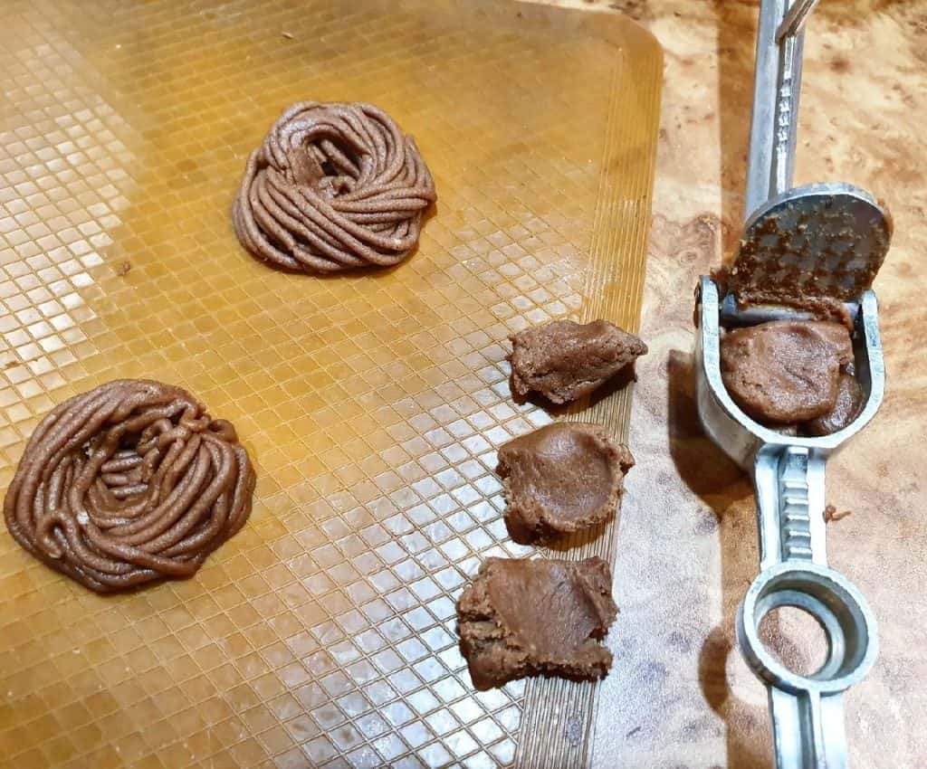 Як прикрасити Великодні паски: 2 варіанти - декор "Гнізда" та прикраси з мастики