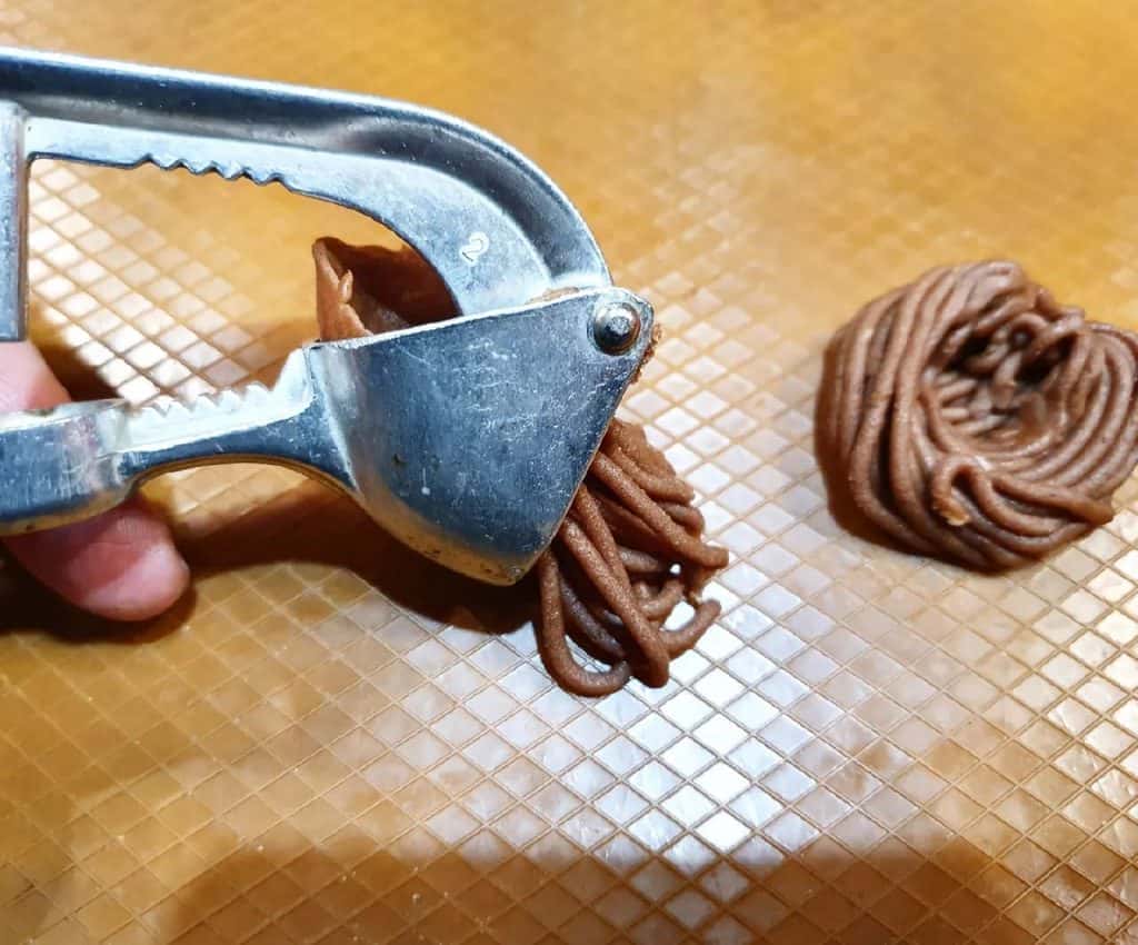 Як прикрасити Великодні паски: 2 варіанти - декор "Гнізда" та прикраси з мастики