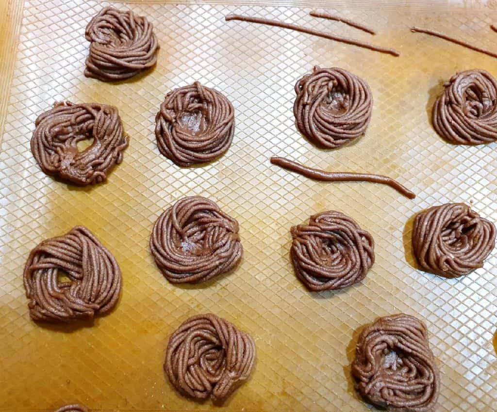 Як прикрасити Великодні паски: 2 варіанти - декор "Гнізда" та прикраси з мастики