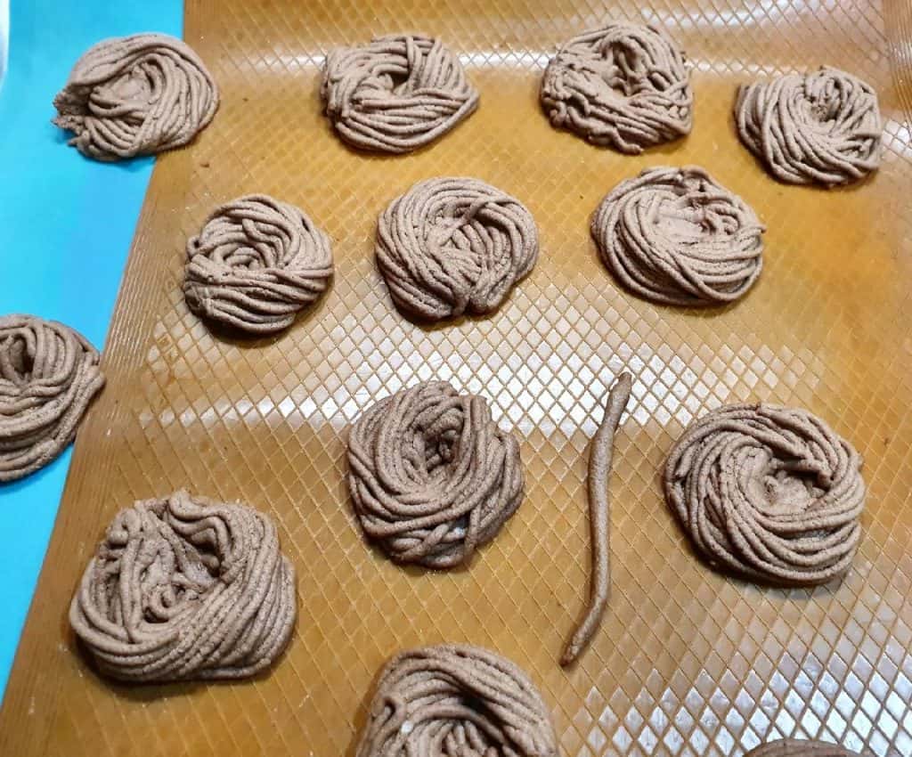 Як прикрасити Великодні паски: 2 варіанти - декор "Гнізда" та прикраси з мастики