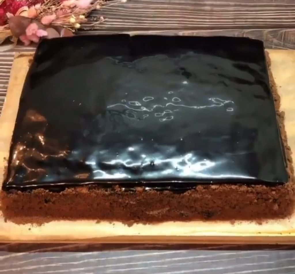 Торт "Спартак" із заварним кремом і шоколадною глазур'ю - простий рецепт приготування